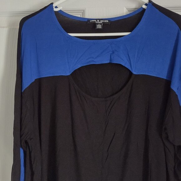 3/4 sleeve top with peekaboo cutout - Picture 1 of 4